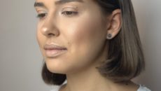 Modelowanie kształtu twarzy, konturowanie i modelowanie owalu twarzy kosmetykami do makijażu