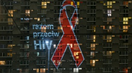 Katowice: w pandemii COVID-19 nie zapominajmy o HIV Zdrowie, LIFESTYLE - 19 listopada na fasadach budynków Katowic rozbłysną czerwone kokardki z napisem ?Razem przeciw HIV?, symbol solidarności z osobami żyjącymi z HIV. W tym roku ma to szczególne znaczenie, ponieważ w przestrzeni publicznej zagrożenie HIV zostało wyparte przez pandemię COVID-19.