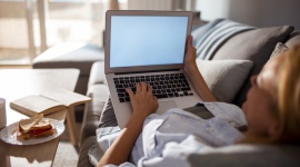 Pandemia groźna dla? kręgosłupa / komentarz fizjoterapeuty Zdrowie, LIFESTYLE - Przymusowe unieruchomienie podczas pandemii sprzyja nadwadze: gdy mniej się ruszamy, a jemy wciąż tyle samo ? skutki są oczywiste. Fizjoterapeuci podkreślają jak ważna jest dziś troska o kręgosłup, dla którego każdy dodatkowy kilogram to zagrożenie.