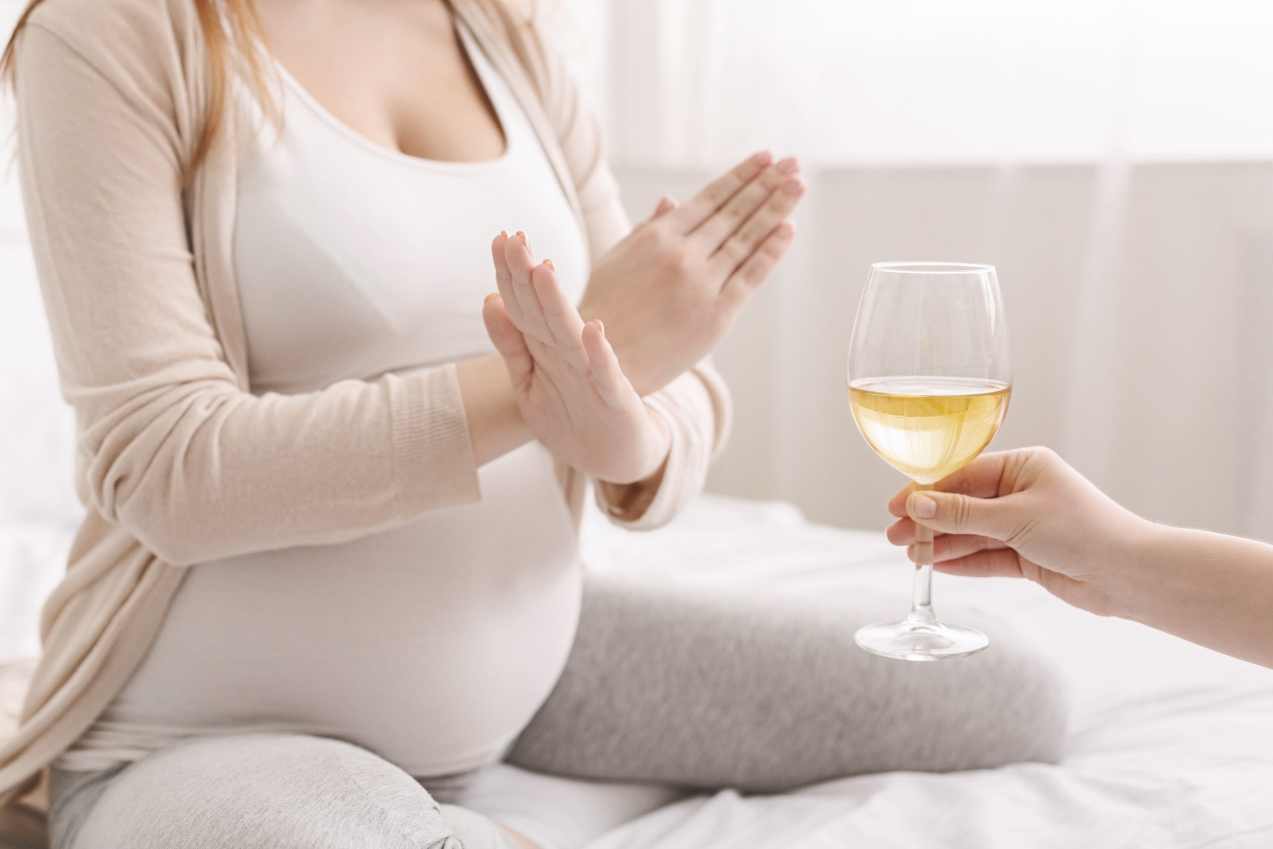 Alkohol w ciąży ? kategorycznie zabroniony, więc skąd te mity?