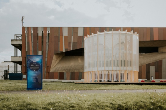 W Polsce powstał pierwszy biotechnologiczny plac zabaw Zdrowie, LIFESTYLE - W ramach kampanii ?Pomóżmy dzieciom oddychać lepiej?, zainicjowanej przez Otrivin Oddychaj Czysto, powstał jedyny w swoim rodzaju plac zabaw AirBubble, który ma pokazać, jak naturalne, innowacyjne rozwiązania mogą pomagać oczyszczać powietrze.