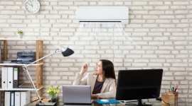 Zaczerwienione i podrażnione oczy? Sprawdź, czy dotyczy Cię Zespół Suchego Oka Zdrowie, LIFESTYLE - Zmagasz się z uczuciem pieczenia i wysuszenia powierzchni oka, a może zdarza się, że pojawia się z nich wydzielina i dokucza Ci zaczerwienienie?