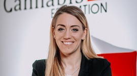 Olejki CBD - co to takiego? Wywiad z Marzeną Łasińską Zdrowie, LIFESTYLE - Olejki CBD cieszą się coraz większą popularnością i przebojem wdzierają się na rynek. O tym, czym są te produkty, o ich właściwościach leczniczych i produkcji porozmawialiśmy z Panią Marzeną Łasińską ? współzałożycielką Instytutu Medican Campus.